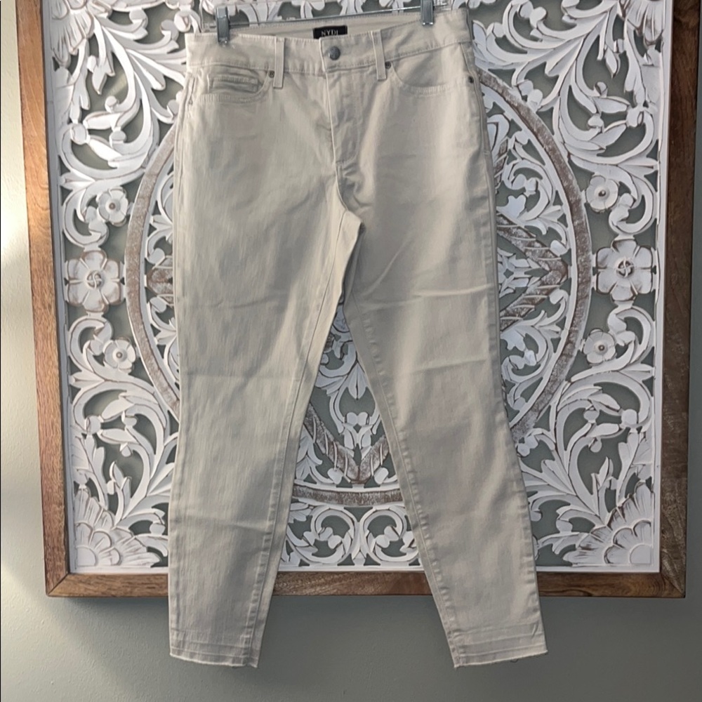 NYDJ Ami Skinny Ankle Lift Tuck Body Con Jeans in a Light Beige Color sz 6 EUC